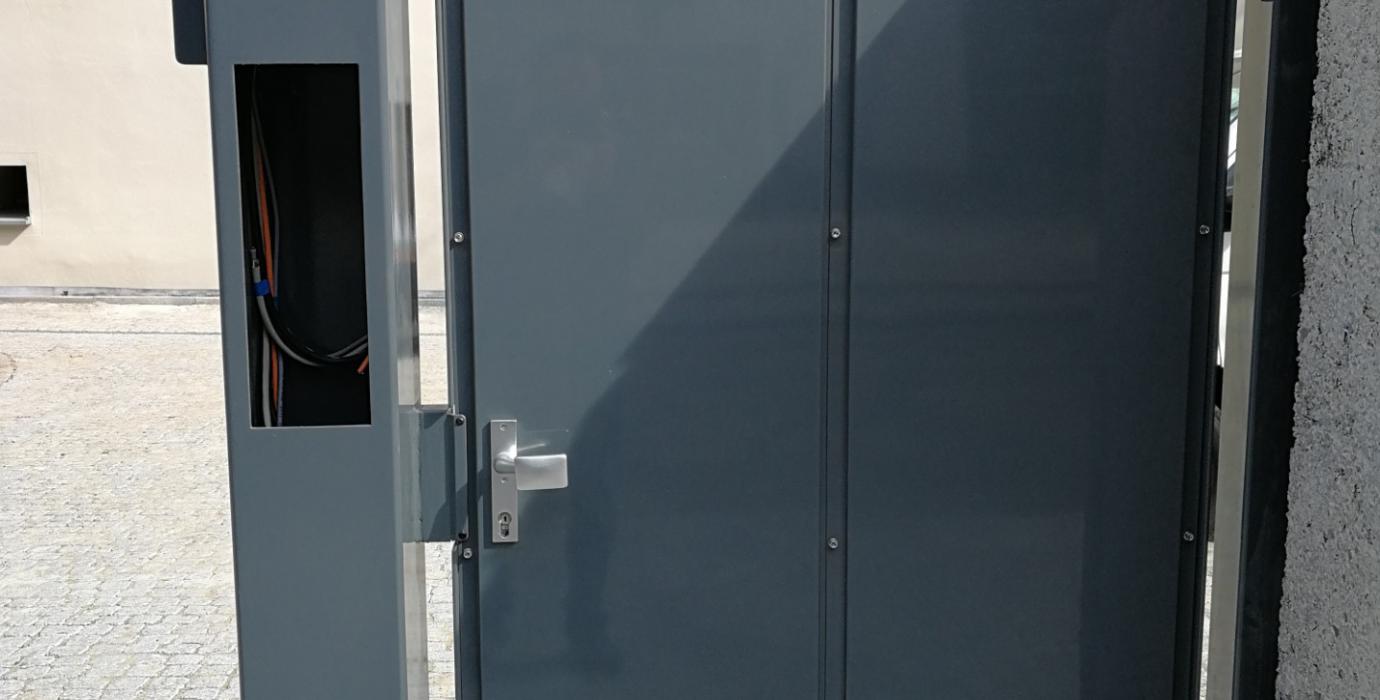 CSSW GMBH Tor mit elektrischer Öffnung und Sprechanlage