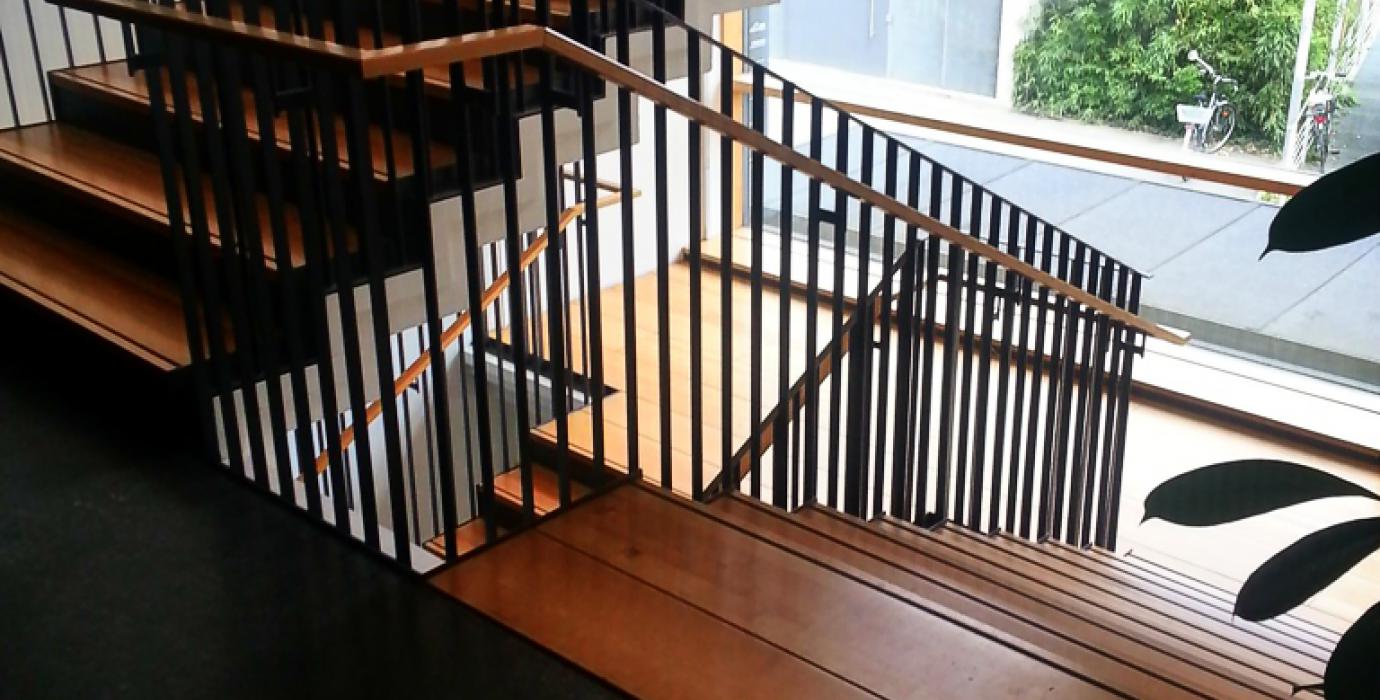 CSSW GmbH Stahltreppe mit Eichenstufen und Eichenhandlauf - Luisenheim