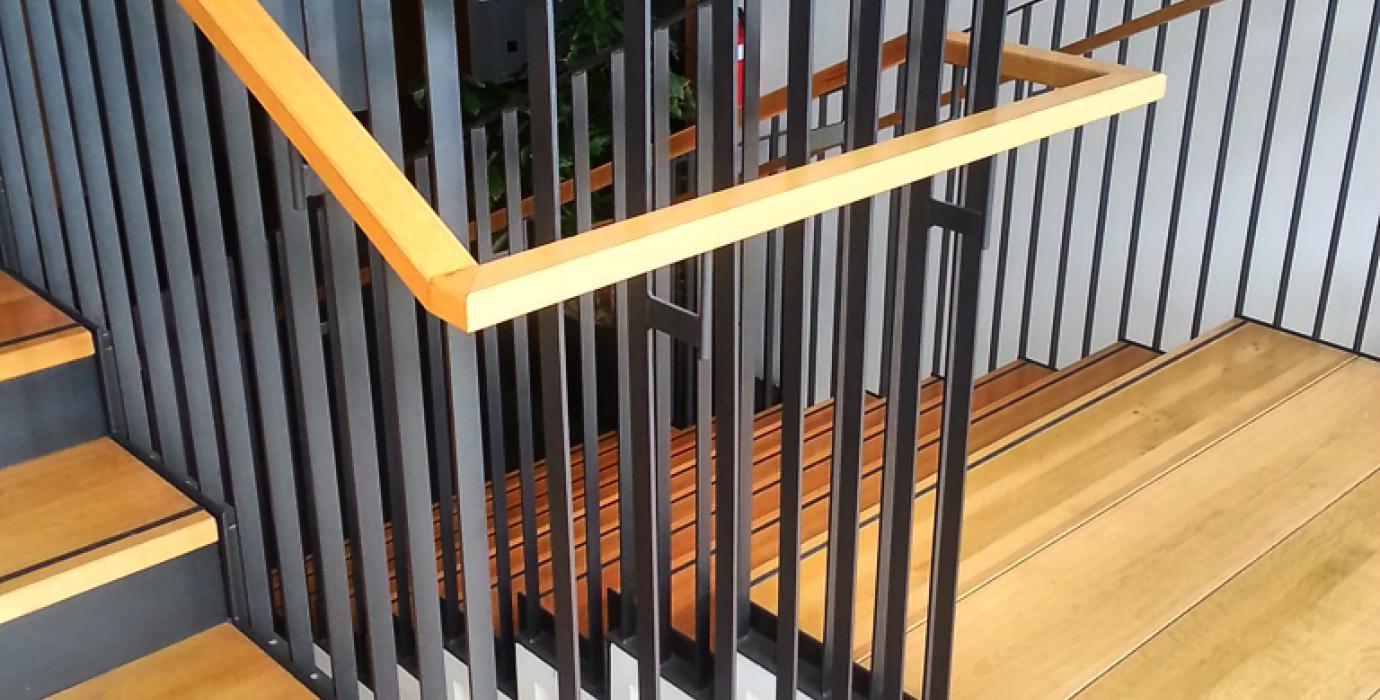 CSSW GmbH Stahltreppe mit Eichenstufen und Eichenhandlauf - Luisenheim