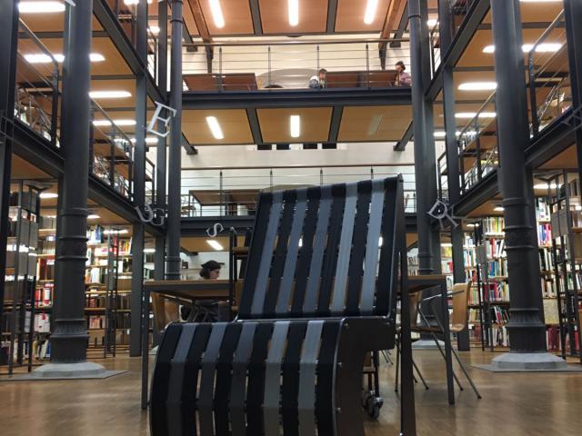 Designstuhl aus Stahl und Gurten