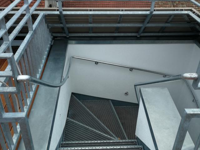 Treppe auf Dachterrasse mit Handlauf