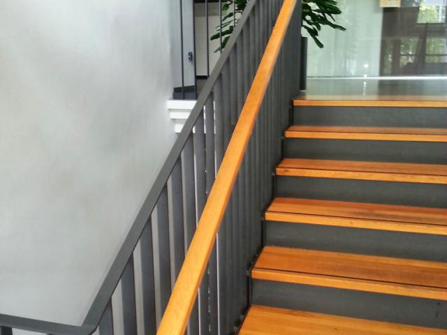 Stahltreppe mit Eichenstufen und Eichenhandlauf - Luisenheim
