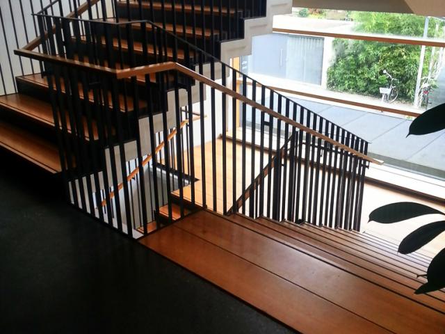 Stahltreppe mit Eichenstufen und Eichenhandlauf - Luisenheim