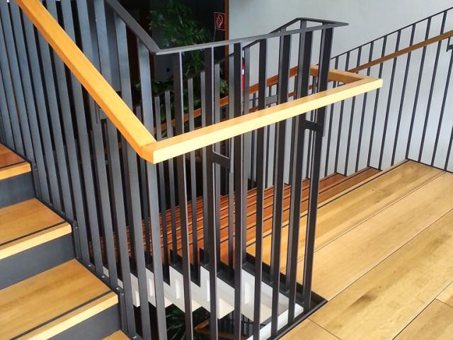 Stahltreppe mit Eichenstufen und Eichenhandlauf - Luisenheim