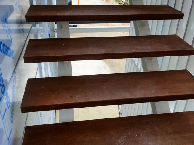 Stahltreppe mit gebeizten Eichenstufen - Hotel Adler