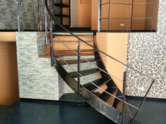 Halbgewändelte Stahlwangentreppe - Designstudio