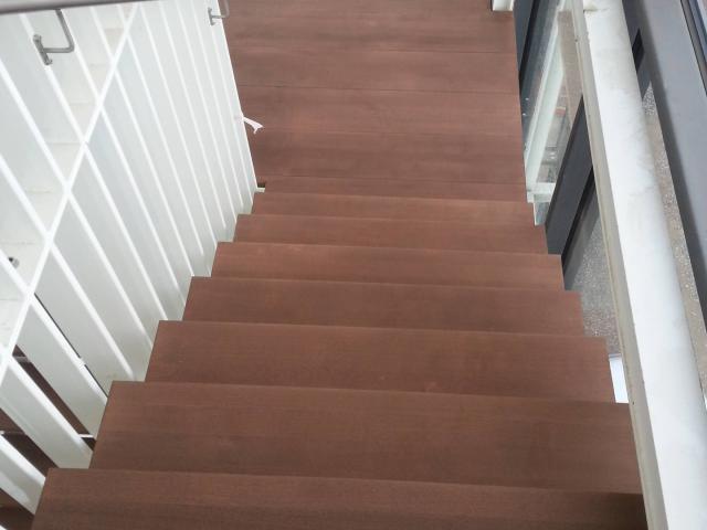 Stahltreppe mit gebeizten Eichenstufen - Hotel Adler